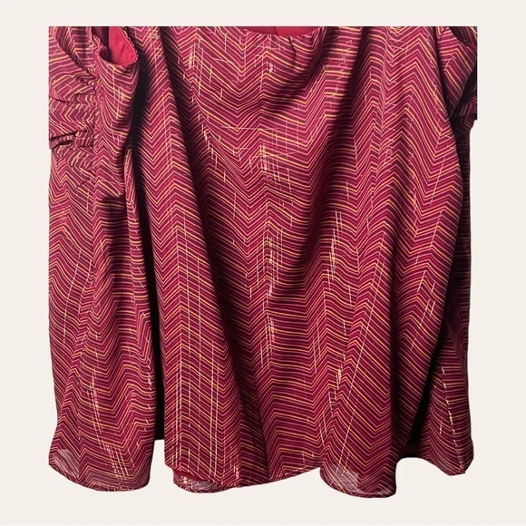 0771. LANE BRYANT ADJUSTABLE STRAP TOP SIZE 26 CHEVRON‎ PATTERN MAROON AND GOLD - Picture 10 of 10